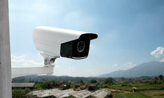 ip cctv cámara instalado en alto techo de el casa a hacer el seguridad por supervisión mediante móvil teléfono y computadora a salvar humano vida y propiedad, suave y selectivo enfocar. foto