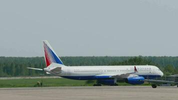 Transaero Tupolev 214 RA 64518 taxxiing on the apron of Domodedovo airport after landing video