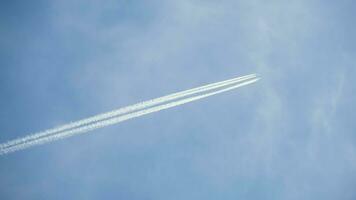 Flugzeug fliegend durch hoch im das Himmel mit ein dick Kondensstreifen hinter es video