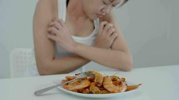 comida alergias, mujer tener reacciones Comezón y enrojecimiento después comiendo camarón, Mariscos alergia, picor, erupción, abdominal dolor, diarrea, cofre opresión, inconsciencia, muerte, grave evitar alergias video