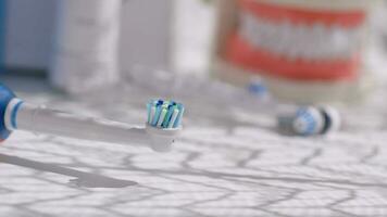 uma escova de dente e pasta de dentes em uma mesa video