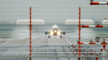 jet avion de ligne prise de de Düsseldorf aéroport, Allemagne video