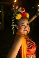 retrato de un javanés bailarín con flores en su cabeza y maquillaje en su hermosa cara foto