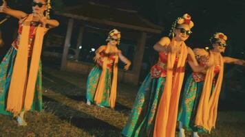 uma grupo do tradicional balinesa dançarinos fazendo uma hindu celebração cerimônia com tradicional espiritual dança video