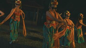 uma grupo do tradicional javanese dançarinos dançando dentro oculos de sol e laranja fantasias com seus amigos video