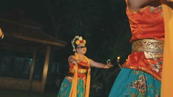 uma grupo do tradicional balinesa dançarinos fazendo uma hindu celebração cerimônia com tradicional espiritual dança video