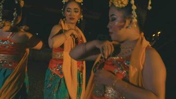 en grupp av traditionell javanese dansare dans i solglasögon och orange kostymer med deras vänner video