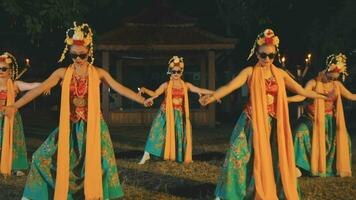 uma grupo do tradicional tailandês dançarinos dançando enquanto vestindo oculos de sol e laranja lenços video