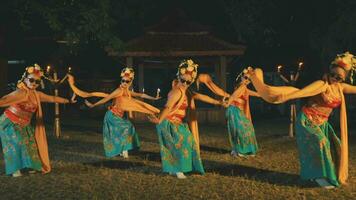 un' gruppo di tradizionale sundanese ballerini siamo danza nel un vuoto campo con giallo costumi video