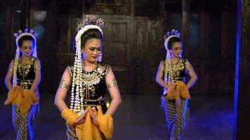 en grupp av javanese dansare utför en traditionell dansa i främre av de kung video