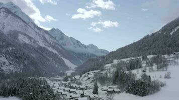 Antenne Aussicht von ein schneebedeckt Berg Senke video