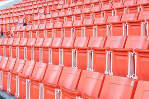 vacío naranja asientos a estadio,filas de asiento en un fútbol estadio foto