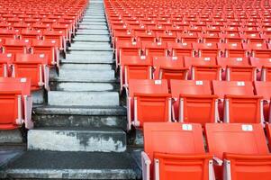 vacío naranja asientos a estadio,filas pasarela de asiento en un fútbol estadio foto