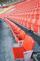 vacío naranja asientos a estadio,filas pasarela de asiento en un fútbol estadio foto