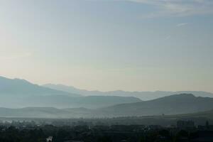 montañas rango en Mañana con ciudad de Akhaltsikhe foto