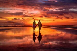 Pareja tomando un sin prisa caminar en el playa, participación manos y disfrutando el puesta de sol. foto