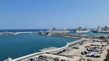 Antenne Aussicht von das Hafen im Barcelona mit Industrie und Kreuzfahrt Schiffe. video