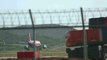 phuket, Tailandia noviembre 26, 2015 - airasia pasajero avión parte desde phuket internacional aeropuerto video