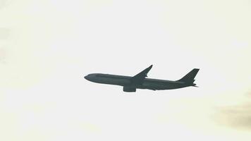 cambio, Singapur noviembre 25, 2018 - boeing 777 Singapur aerolíneas toma apagado en gris cielo video