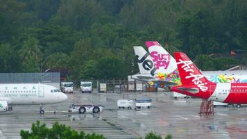 Phuket, Thailand November 12, 2019 - - Frühling Fluggesellschaften Airbus 320 rollen im Abschleppen zu Phuket Flughafen Terminal video