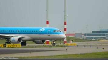 amsterdam, de nederländerna juli 25, 2017 - klm cityhoppare embraer erj 190, ph ex taxning innan avresa på bana 36l polderbaan. schiphol flygplats, amsterdam, holland video