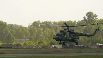 Novossibirsk, Russie juin 17, 2020 - militaire hélicoptère mi 8 atterrissage sur le piste à le aéroport dans Novossibirsk, tolmachevo. militaire avion video