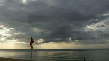 cinzento Sombrio nuvens sobre a oceano. espaço de tempo flutuando nuvens sobre a mar video