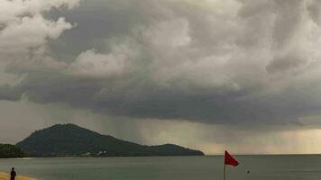 grau Wolken mit Regen Über das Ozean. Gewitter und Sturm auf das Strand. tropisch Sturm auf das Insel video