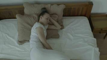 uma mulher dentro branco calça é deitado em uma cama video