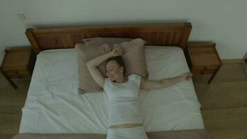 uma mulher dentro branco calça é deitado em uma cama video