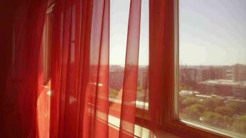 ein Fenster mit ein rot Vorhang und ein Aussicht von das Stadt video