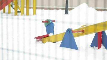 ein bunt Spielplatz im das Schnee video