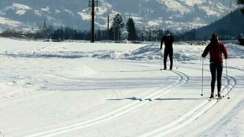 Menschen Skifahren auf ein schneebedeckt Steigung video