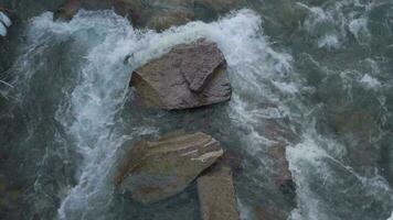 un' fiume con rocce nel il acqua video