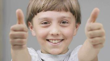 caucásico chico de 9 9 años muestra sonriente el pulgares arriba video