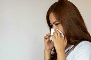 asiático mujer sufrimiento desde líquido nariz o nasal bloqueo común frío o gripe paciente con rinitis foto