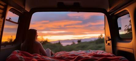 hermosa puesta de sol escena y niña dentro el camper camioneta foto