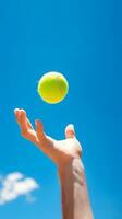 mano de un hombre lanzamiento tenis pelota. ai generado foto