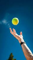 mano de un hombre lanzamiento tenis pelota. ai generado foto