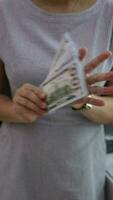 o negócio e financeiro conceito, dinheiro dentro mão, dólar conta dentro mão, fêmea mão segurando dinheiro dólar video