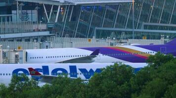 phuket, Tailândia novembro 30, 2019 - airbus A340 313 do edelweiss ar passagem de a passageiro terminal do phuket internacional aeroporto antes saída às cedo manhã video