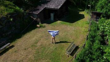 un hombre participación un israelí bandera en el césped video