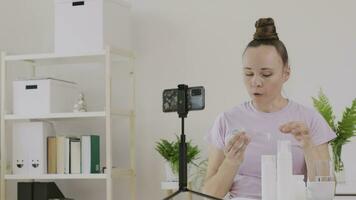 kosmetolog bloggare är håller på med en vlog eller leva ström video