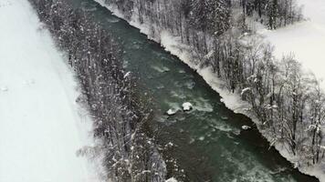 aéreo ver de un río en el invierno video