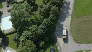 antenne visie van een vuilnis vrachtauto voorbijgaan door een huis met een zwemmen zwembad video