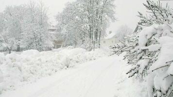 en snöig väg är visad i detta bild video