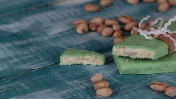 een groen en wit snoep bar met noten Aan een blauw tafel video