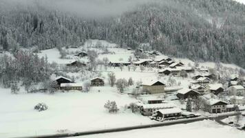 aereo Visualizza di un' villaggio nel il montagne video