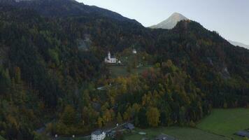 un aereo Visualizza di un' Chiesa nel il autunno video