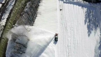 un' neve coperto strada nel davanti di case video